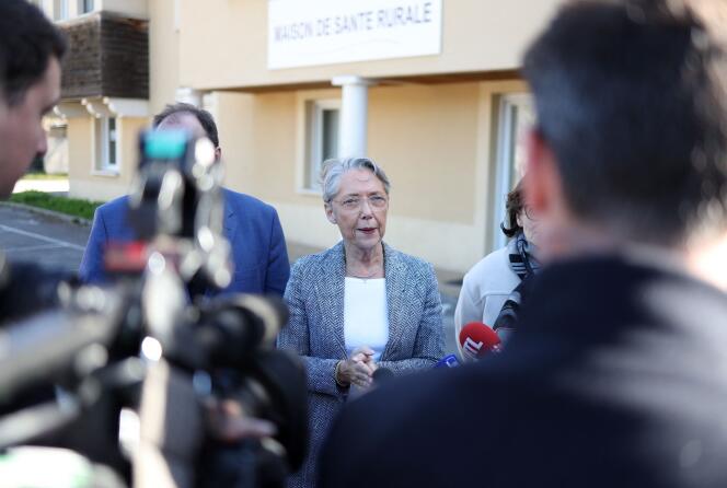 La primera ministra francesa, Elisabeth Borne, habla con la prensa cuando llega para visitar un centro de salud rural en Salles-Curan, el 7 de abril de 2023.