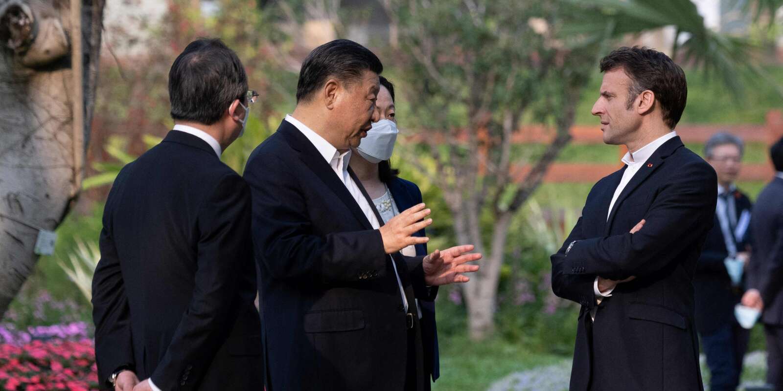 Le président chinois Xi Jinping et le président français Emmanuel Macron, à Guangdong, le 7 avril 2023.