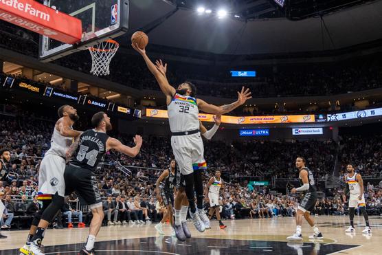 Karl-Anthony Towns de los Minnesota Timberwolves durante un partido contra los San Antonio Spurs en Austin, Texas, el 8 de abril de 2023.