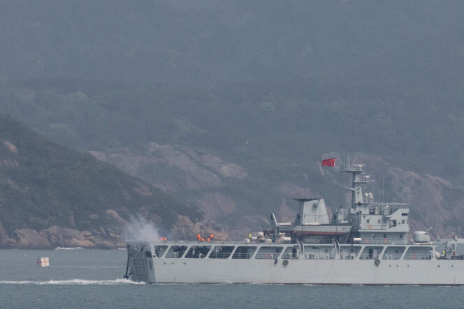 Un buque de guerra chino dispara durante un ejercicio militar cerca de Fuzhou, provincia de Fujian, en el Estrecho de Taiwán, el 8 de abril de 2023.