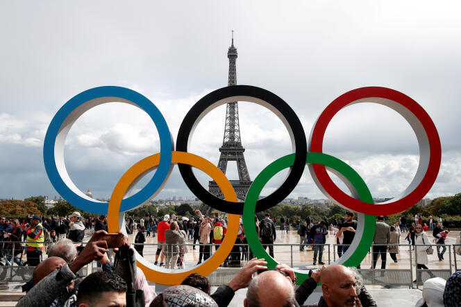 Los anillos olímpicos, frente a la Torre Eiffel, en septiembre de 2017.