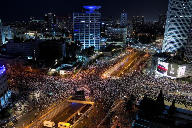 Israeliani per le strade di Tel Aviv, 8 aprile 2023, per manifestare contro il governo di Benjamin Netanyahu.