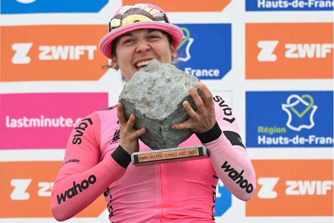 La canadiense Alison Jackson ganó la París-Roubaix tras un sprint el sábado 8 de abril de 2023.
