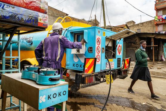 Un camión de la empresa Koko llena una terminal de recarga de estufas con bioetanol en Nairobi el 22 de febrero de 2022.