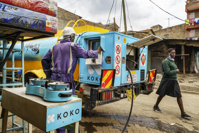 Un camion de la société Koko remplit de bioéthanol une borne destinée à recharger des réchauds, à Nairobi, le 22 février 2022.