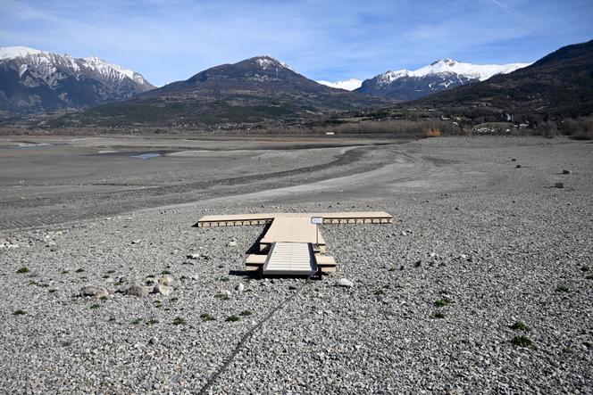 Le lac de Serre-Poncon partiellement asséché, près d’Embrun (Hautes-Alpes), le 16 mars 2023.