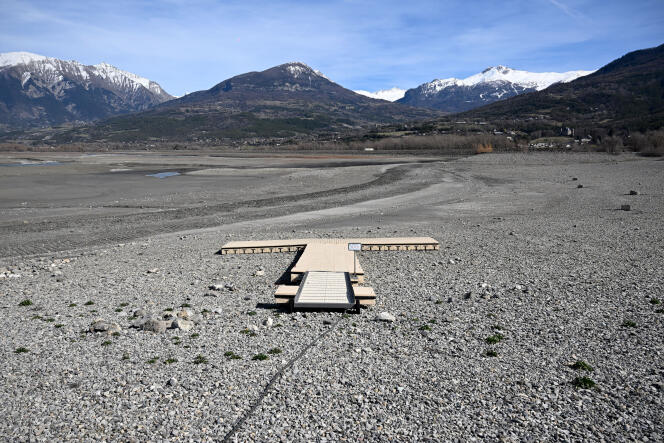 El lago Serre-Poncon parcialmente seco, cerca de Embrun (Hautes-Alpes), 16 de marzo de 2023.