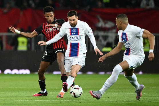 El parisino Lionel Messi resiste al Niçois Youssuf Ndayishimiye, en el Allianz Riviera de Niza, el 8 de abril de 2023.