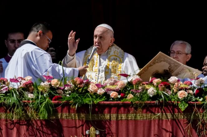 Le pape François dans la basilique Saint-Pierre, à Rome, dimanche 9 avril 2023.
