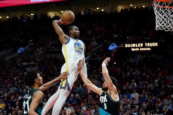 El jugador de los Golden State Warriors, Jonathan Kuminga, durante el partido en Portland, el 9 de abril de 2023.