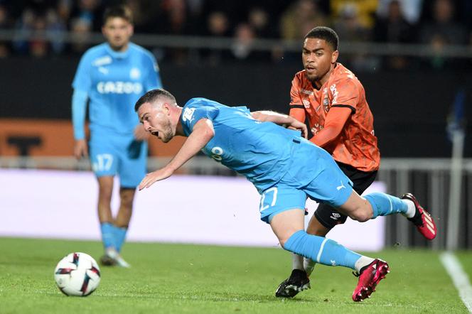 El Marseillais Jordan Veretout (camiseta azul) y el Lorientais Julien Ponceau, durante el partido de la Ligue 1, el 9 de abril de 2023, en Lorient.