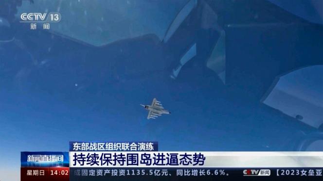 Sur cette image réalisée à partir d’une séquence vidéo mise à disposition le dimanche 9 avril 2023 par la chaîne de télévision chinoise CCTV, des avions de chasse effectuent un exercice militaire dans un lieu non spécifié.