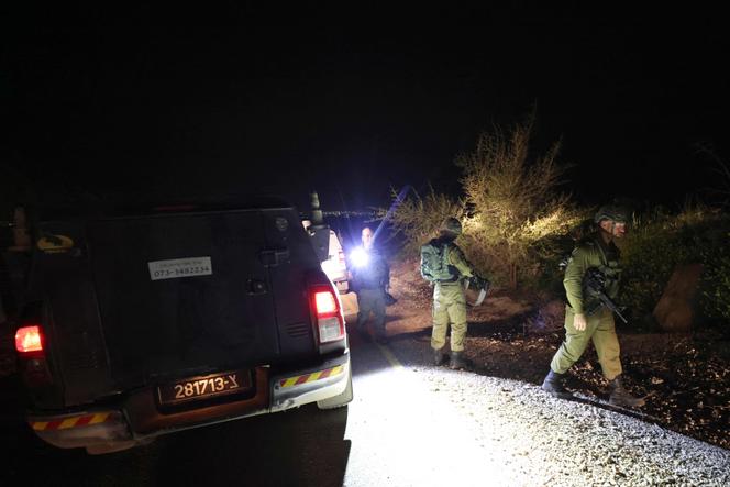 Des soldats israéliens patrouillent près de la barrière frontalière à la recherche d’une roquette qui a atterri dans le plateau du Golan, annexé par Israël, le 9 avril 2023.