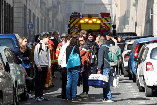 Los residentes de la calle Tivoli son evacuados tras el derrumbe de un edificio en la misma calle, en Marsella, el 9 de abril de 2023.