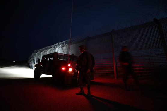 Soldados premiados patrullan cerca de la valla fronteriza en busca de un cohete que aterrizó en los Altos del Golán anexados por Israel, 9 de abril de 2023