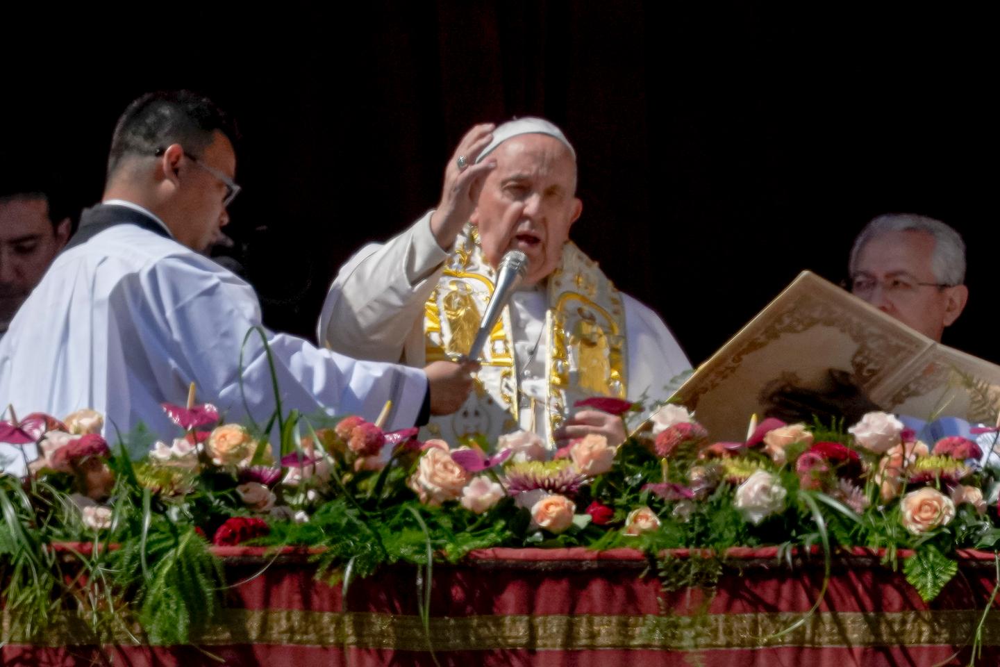 Pope Francis sends Easter prayers to Ukraine and calls for 'trust ...