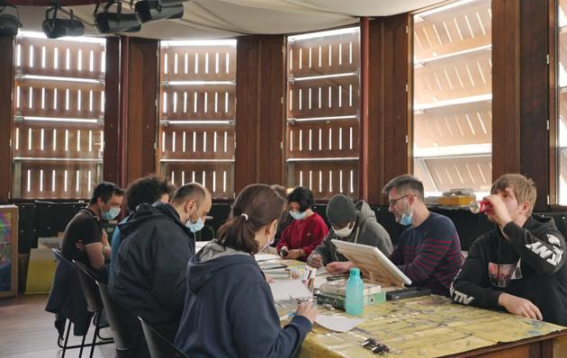 Extrait du film de Nicolas Philibert, « Sur L’Adamant », durant un atelier dessin en 2021.