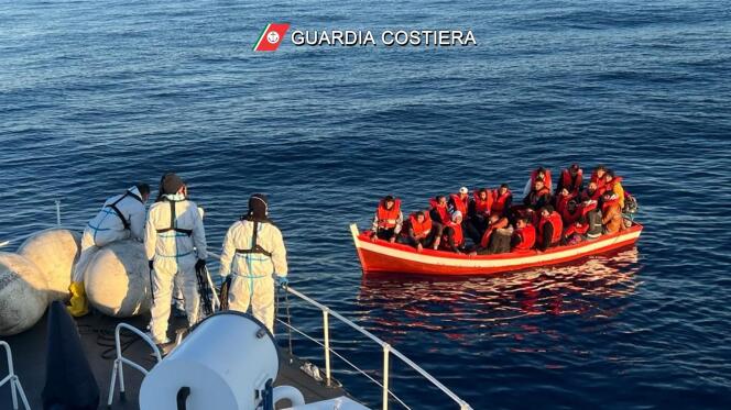 Photo fournie par les gardes-côtes italiens montrant une opération de sauvetage de migrants qui avaient pris la mer dans un bateau de pêche surchargé, avec 800 personnes à bord.