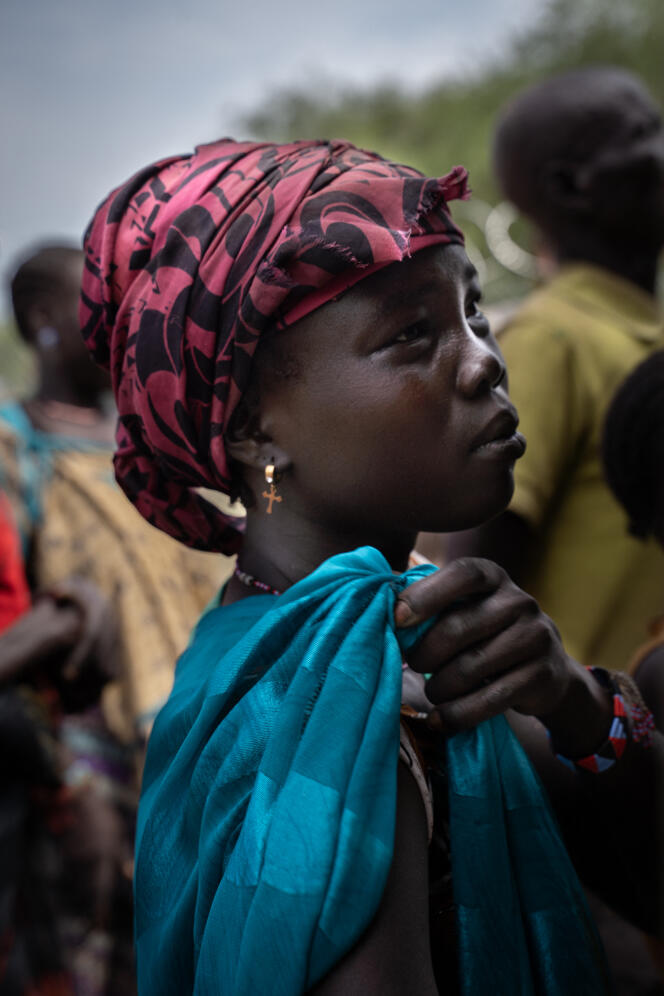 Una mujer del grupo étnico Murle espera una distribución de alimentos en Gumuruk, Sudán del Sur, el 10 de junio de 2021.