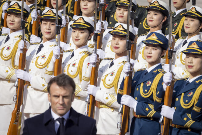El presidente francés Emmanuel Macron en el Gran Salón del Pueblo en Beijing el 6 de abril de 2023.