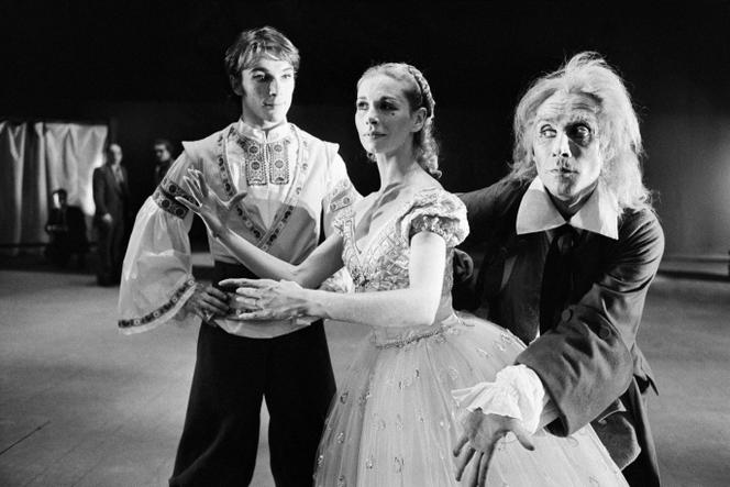 In this photo taken on December 20, 1974, French dancers Michaël Denard (left) and Ghislaine Thesmar (center) rehearse a scene from the ballet 
