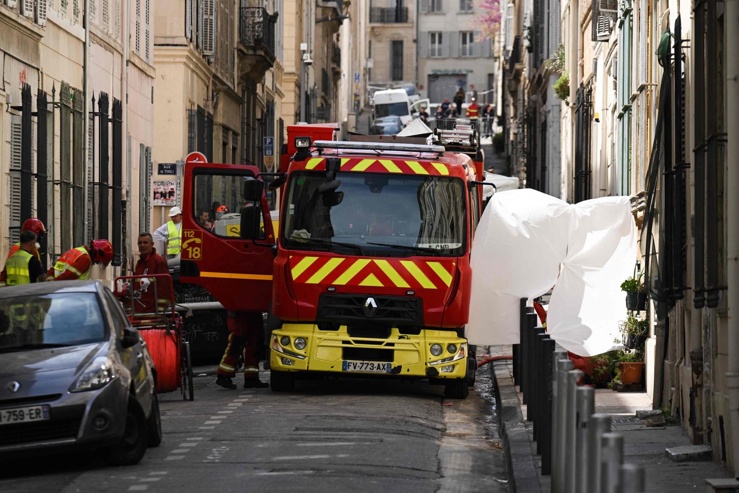 Al menos un muerto tras una explosión seguida de un incendio en un edificio del VI distrito