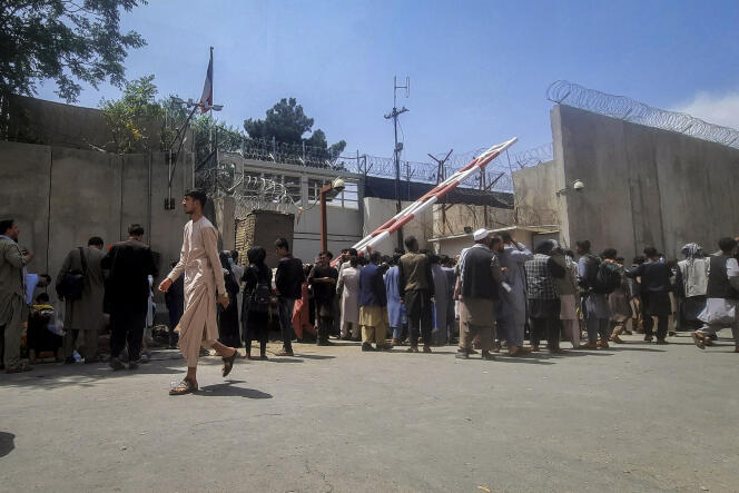 Afganos frente a la embajada francesa en Kabul el 17 de agosto de 2021, esperando ser evacuados.