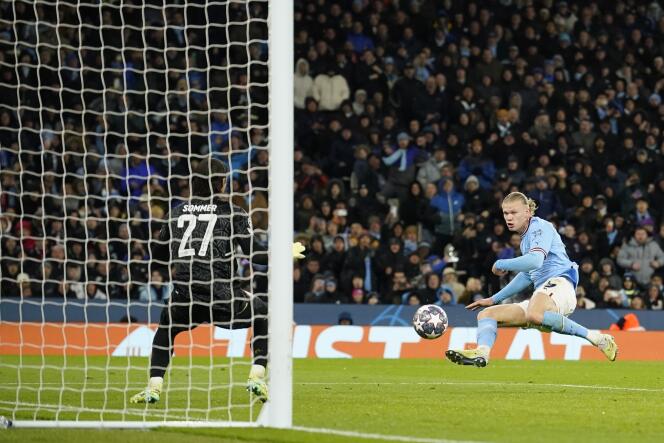 Manchester City striker Erling Haaland scores the third goal of the evening against Bayern in Manchester on April 11, 2023.