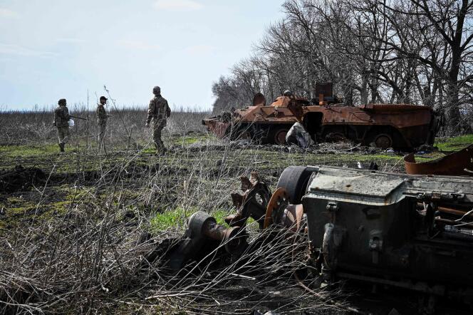 Soldados ucranianos inspeccionan un vehículo ruso destruido, al norte de Kharkiv, 11 de abril de 2023.
