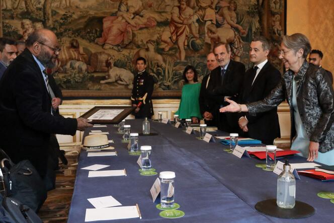 Elisabeth Borne y Gérald Darmanin durante una reunión con los líderes de los partidos independentistas FLNKS en Matignon, el 11 de abril de 2023.