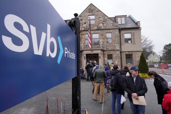 Frente a una sucursal de Silicon Valley Bank, en Wellesley (Massachusetts, Estados Unidos), 13 de marzo de 2023.