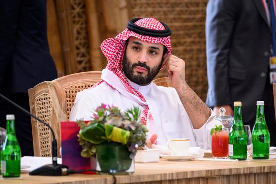El príncipe heredero de Arabia Saudita, Mohammed Bin Salman, toma asiento antes de un almuerzo de trabajo en la cumbre del G20 el 15 de noviembre de 2022 en Nusa Dua, Bali, Indonesia.