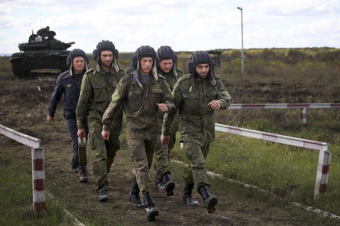 Reclutas rusos entrenan en un campo de tiro en la región de Krasnodar, al sur de Rusia, el 4 de octubre de 2022. 