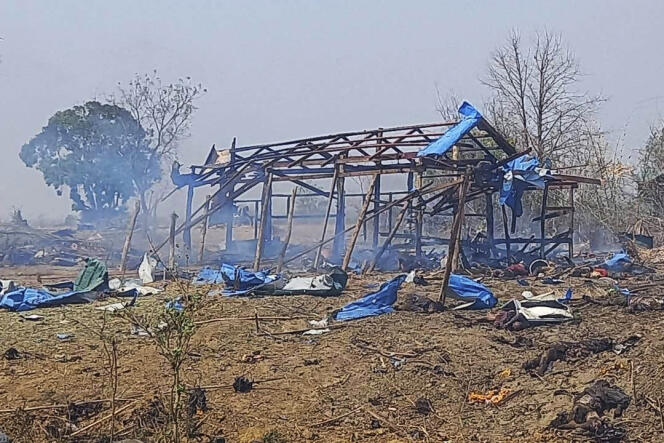 Photo fournie par le groupe d’activistes Kyunhla, après l’attaque aérienne, village de Pazi Gyi, dans le canton de Kanbalu de la région de Sagaing, en Birmanie, le 11 avril 2023.
