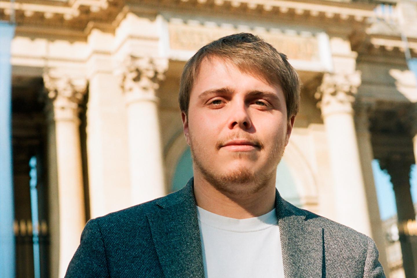 Portrait D'un Jeune Homme En Tenue De Travail.