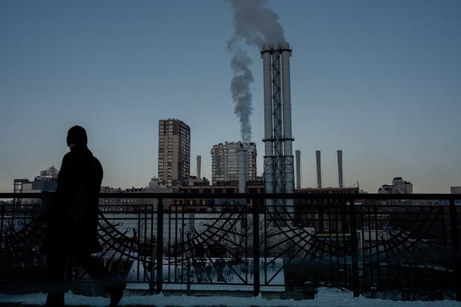 Un edificio de la empresa de energía Ukrenergo, repetidamente blanco de ataques rusos, en Kiev, 14 de diciembre de 2022. 