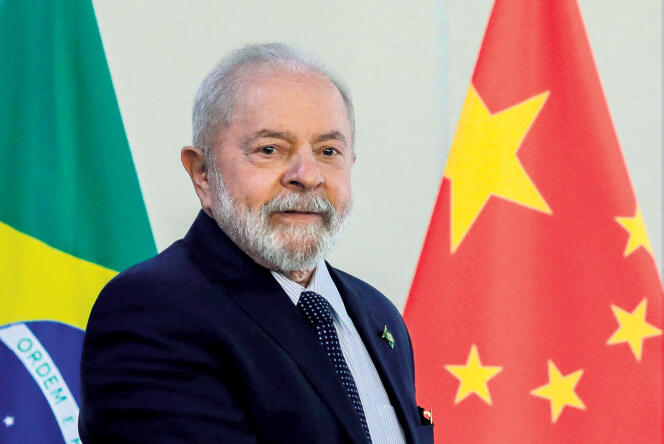 El presidente brasileño, Luiz Inacio Lula da Silva, recibe las credenciales del embajador chino en Brasil, Zhu Qingqiao, en el Palacio Planalto en Brasilia el 3 de febrero de 2023.