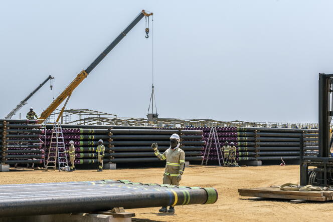 Des ouvriers de construction du site pétrolier géré par TotalEnergies à Tilenga (Ouganda), le 16 janvier 2023.