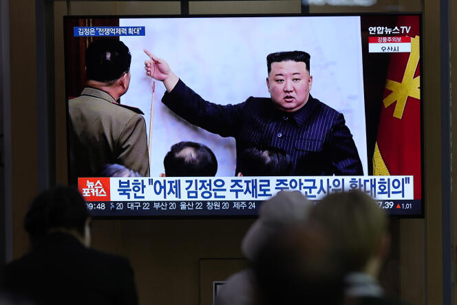 Kim Jong-un im südkoreanischen Fernsehen, nachdem er am 13. April 2023 eine ballistische Rakete auf Japan abgefeuert hatte.