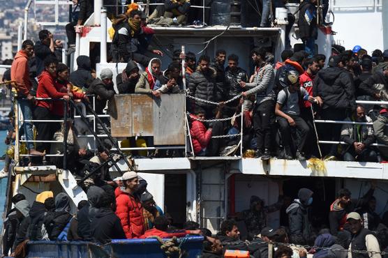 Un barco con unos 700 migrantes ingresa al puerto siciliano de Catania el 12 de abril de 2023.