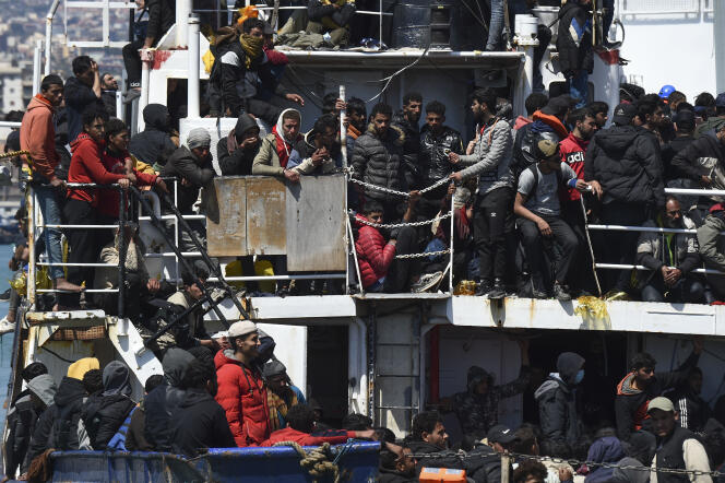 Una nave con a bordo circa 700 migranti entra nel porto di Catania in Sicilia il 12 aprile 2023