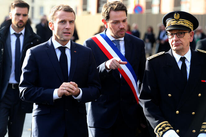Emmanuel Macron, Boris Ravignon (en el centro) y Pascal Joly (prefecto de las Ardenas), en Charleville-Mézières, en noviembre de 2018.