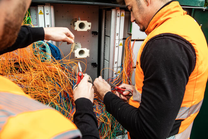 Maintenance d’un point de mutualisation de la fibre optique, à Osny (Val-d’Oise), le 3 mai 2022.