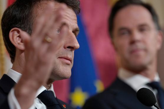 Emmanuel Macron junto al primer ministro holandés Mark Rutte en Ámsterdam el 12 de abril de 2023.