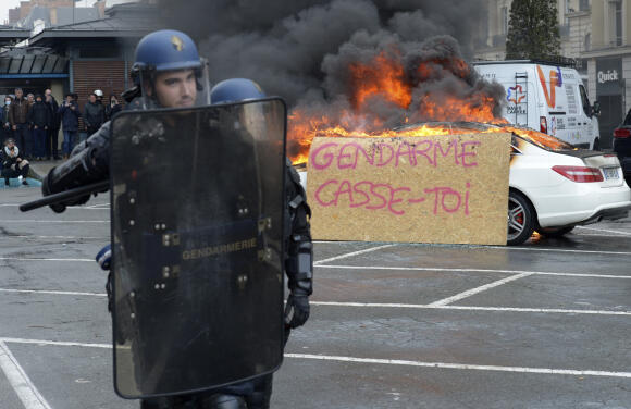 Une voiture incendiée à Rennes en marge de la manifestation, le 13 avril 2023.