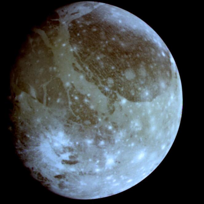 Ganimede, un satellite di Giove esplorato dalla sonda Juicy, visto da un telescopio della NASA nel 2000.