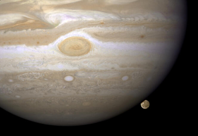 Jowisz przechodzi przed swoim satelitą Ganimedesem, sfotografowanym przez teleskop Hubble'a w 2008 roku.