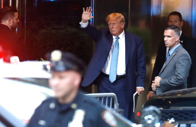 Donald Trump przybywa do Trump Tower po odprawie w biurze prokuratora generalnego Nowego Jorku, 13 kwietnia 2023 r.