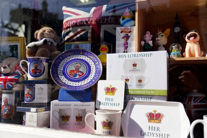 Le roi Charles III et la marchandise du couronnement exposés dans une vitrine près du château de Windsor à Windsor, en Angleterre, le jeudi 13 avril 2023. 