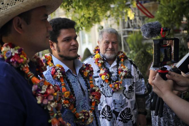 Tematai Le Gayic (centro) y Moetai Brotherson (derecha), diputados de la Polinesia Francesa, en la Asamblea Nacional, en París, el 28 de junio de 2022. 